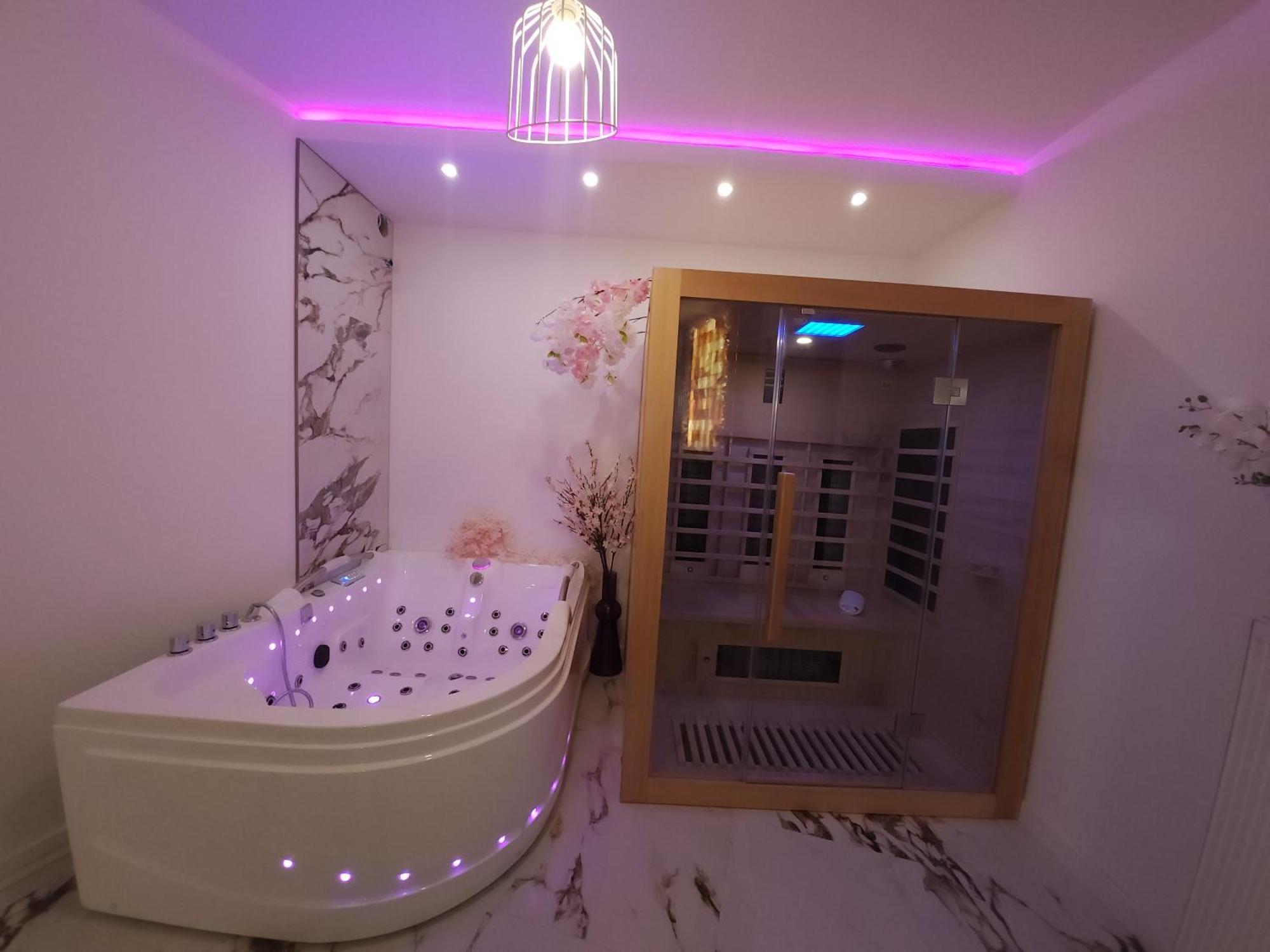 New In Gdansk! Red Room In The Heart Of Gdansk - Bdsm - With A Luxury Jacuzzi And Access To A Sauna Exteriér fotografie